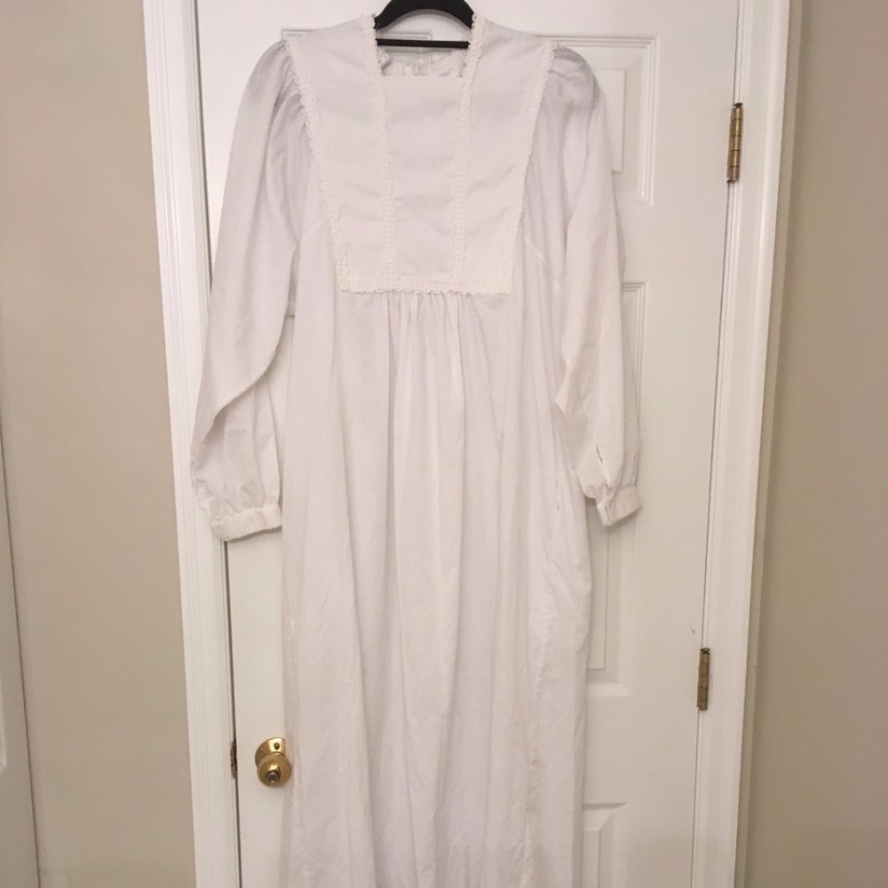 White Cotton/poly Dressing Gown